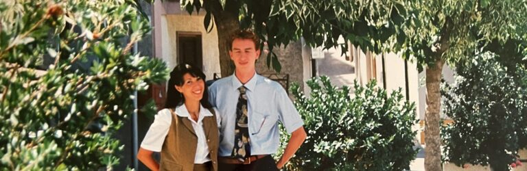 Davanti alla fontana dei Carruggi: la foto che ci ha riportati a casa
